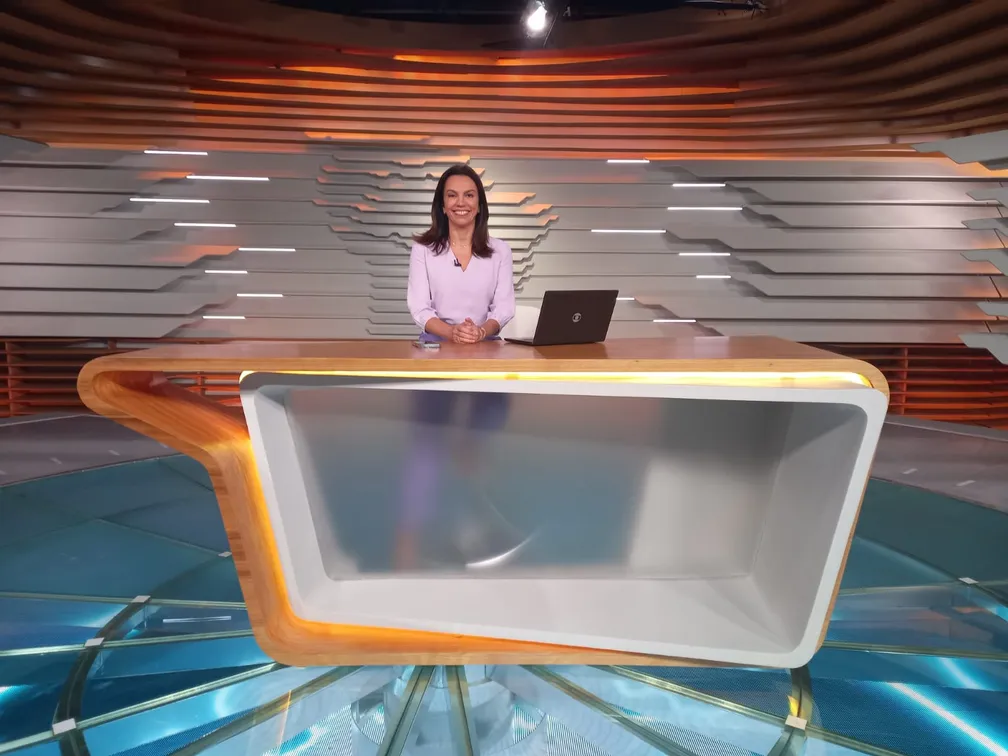 Ana Paula Araújo na bancada do antigo cenário do Bom Dia Brasil