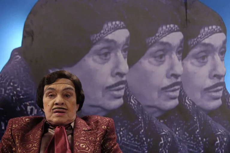 Chico Anysio como Alberto Roberto, um de seus muitos personagens (Foto: Acervo Globo)