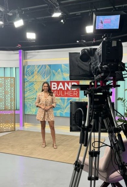 Lari Lopes no comando do Band Mulher, em Campinas (Instagram) 