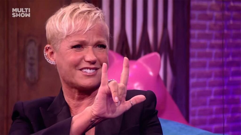 Xuxa faz gesto em Língua Brasileira de Sinais: eu te amo (Reprodução)