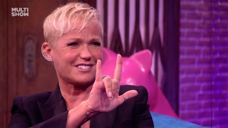Xuxa faz gesto em Língua Brasileira de Sinais: eu te amo (Reprodução)