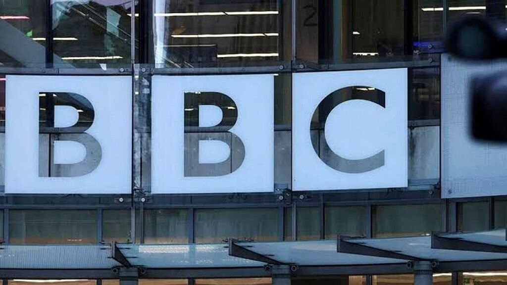 O plano prevê o desligamento de 1.800 a 2.000 colaboradores da BBC (Reprodução)