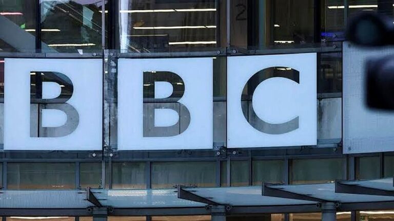 O plano prevê o desligamento de 1.800 a 2.000 colaboradores da BBC (Reprodução)