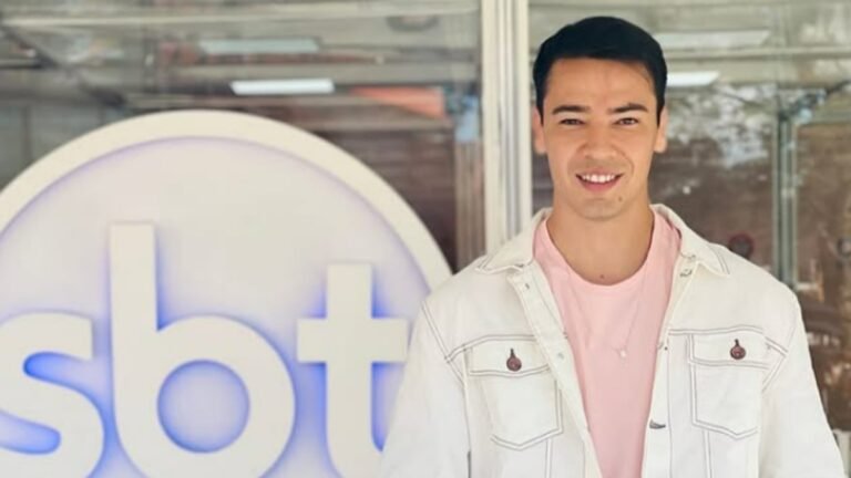 Em tom de protesto, o apresentador retirou o ponto eletrônico diante das câmeras (Reprodução)