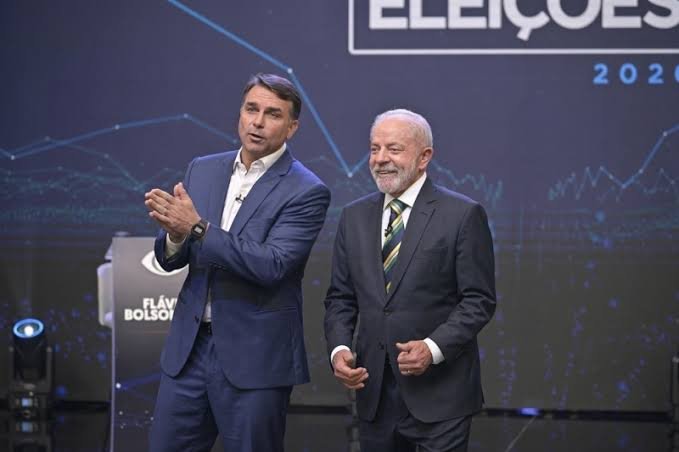 Globo cria 'regra antideboche' para debate entre Lula e Flávio Bolsonaro (Reprodução)